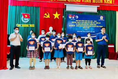 Trao học bổng CLB Vì Hoàng Sa – Trường Sa thân yêu năm học 2021 – 2022